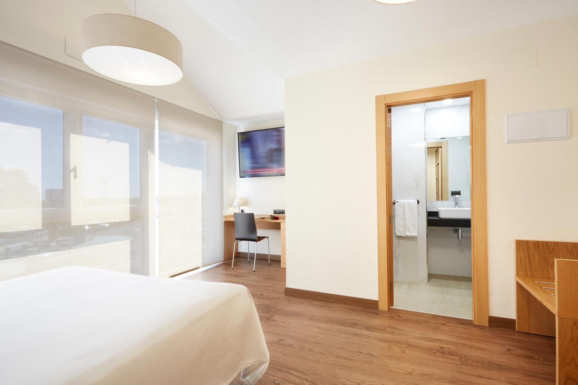 Hotel Arias Aeropuerto Santiago Del Monte 외부 사진