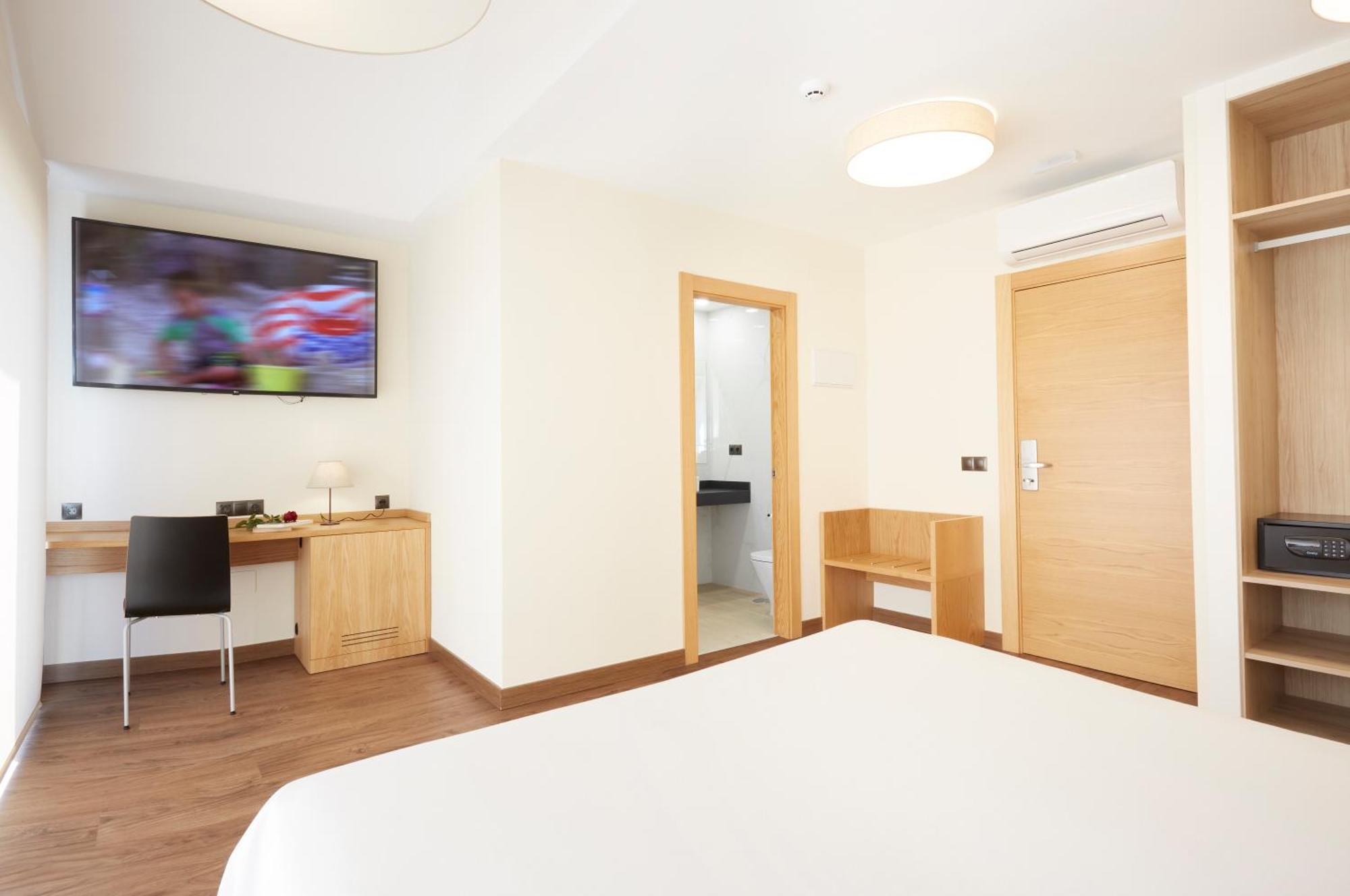 Hotel Arias Aeropuerto Santiago Del Monte 외부 사진