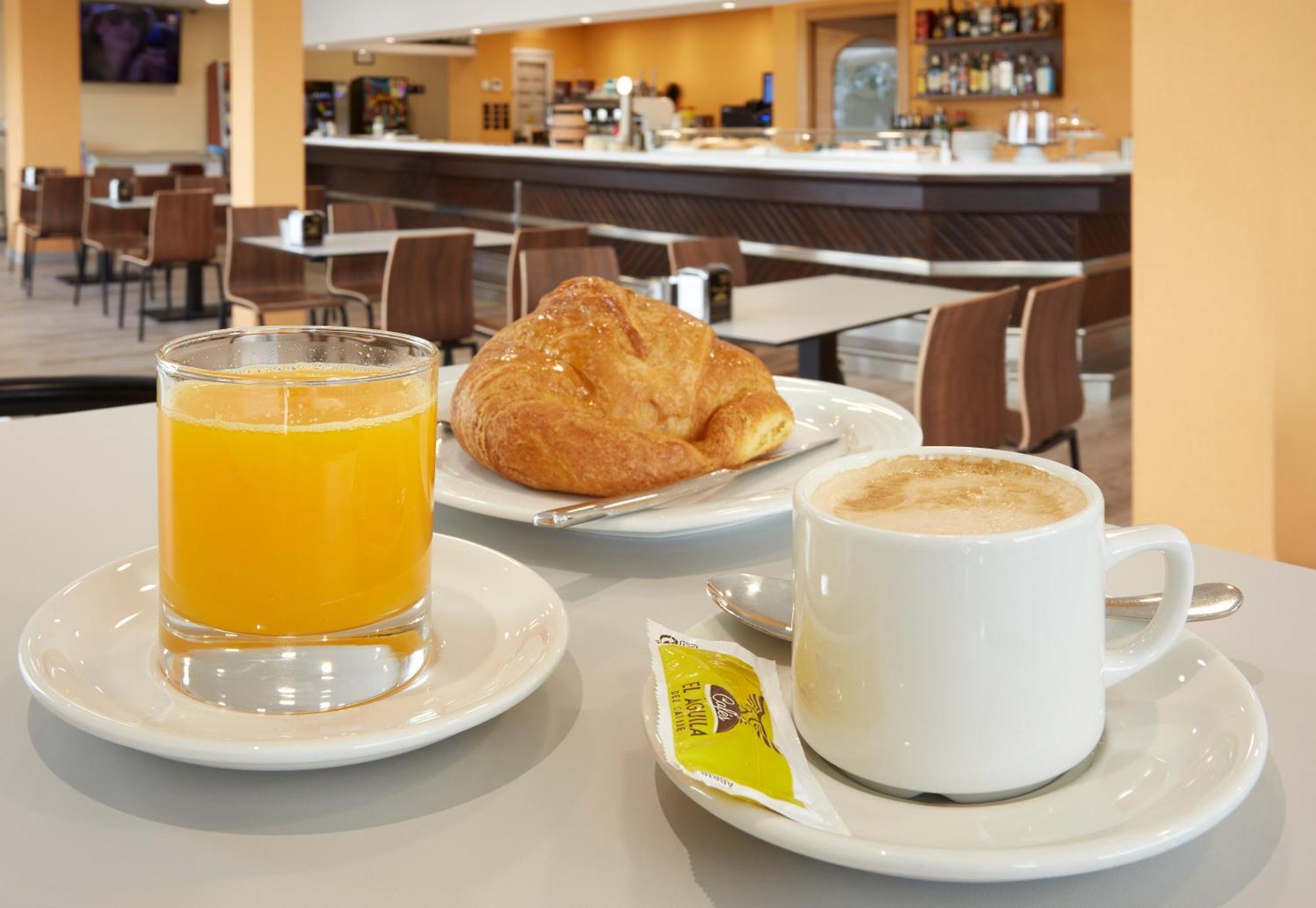 Hotel Arias Aeropuerto Santiago Del Monte 외부 사진
