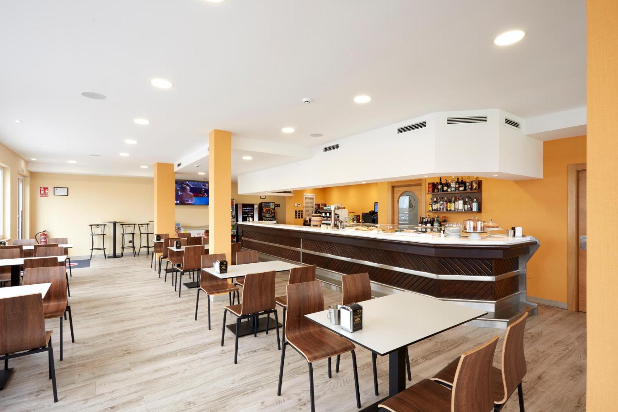 Hotel Arias Aeropuerto Santiago Del Monte 외부 사진