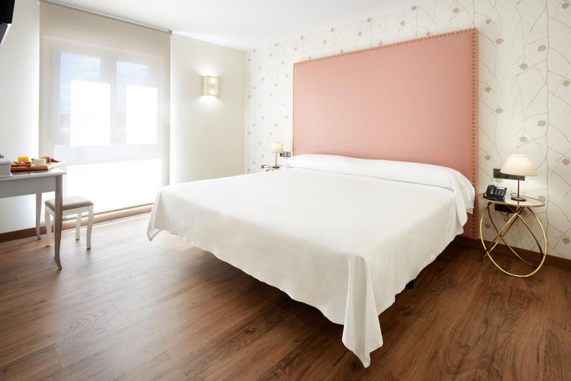 Hotel Arias Aeropuerto Santiago Del Monte 외부 사진