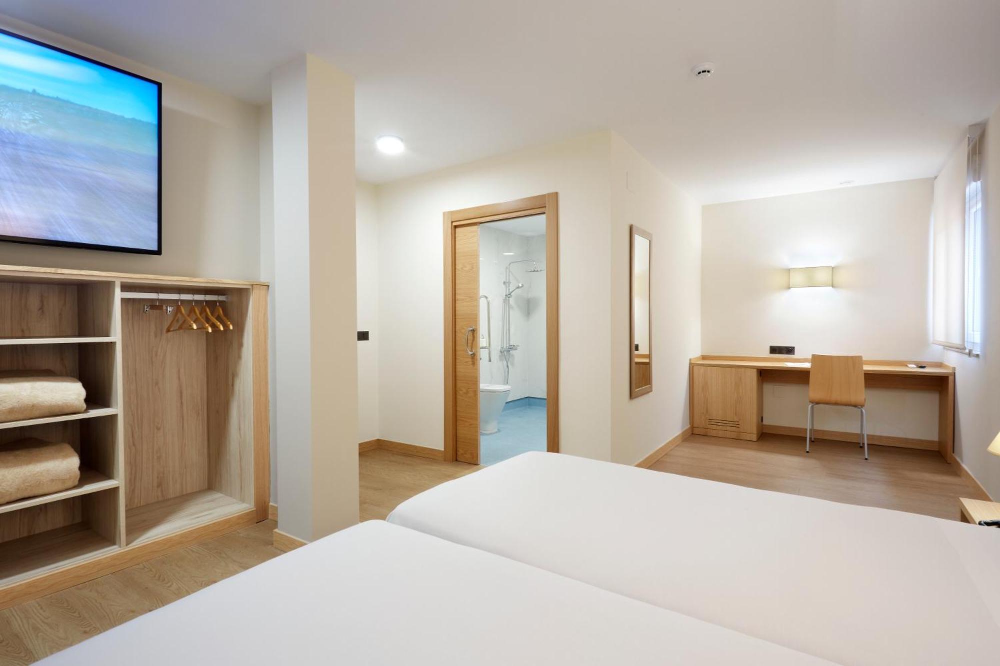 Hotel Arias Aeropuerto Santiago Del Monte 외부 사진