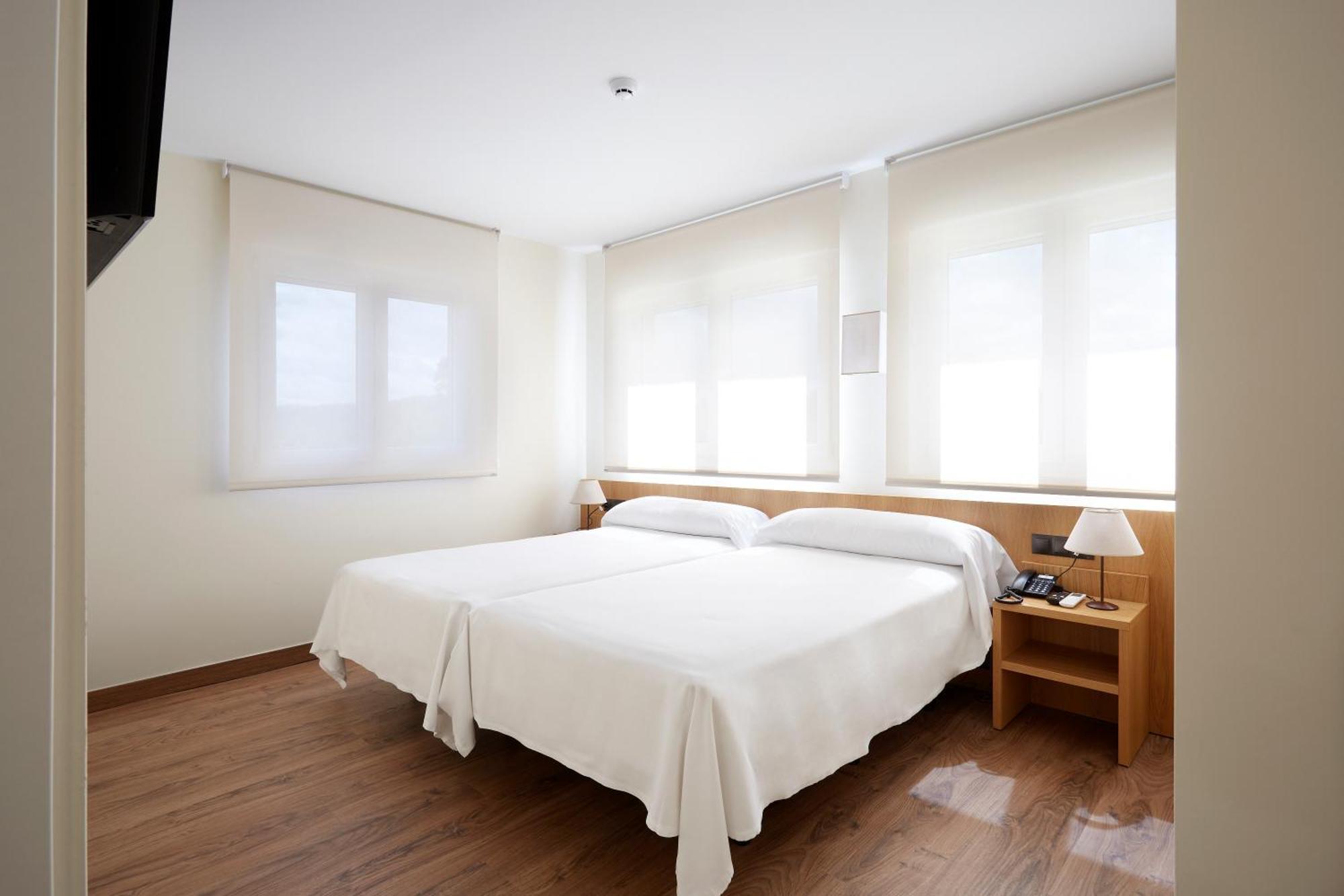 Hotel Arias Aeropuerto Santiago Del Monte 외부 사진